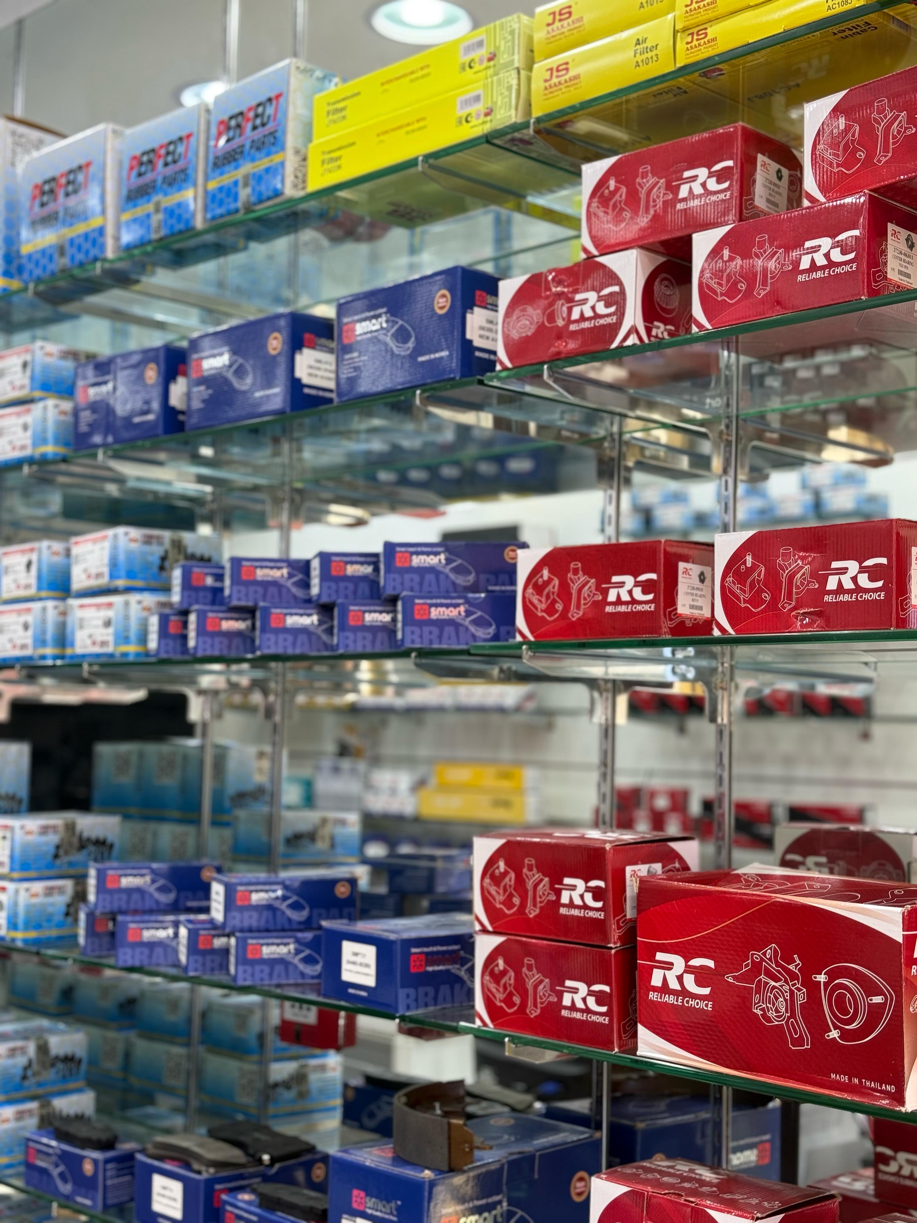 Showroom (golden-chains) - View 1