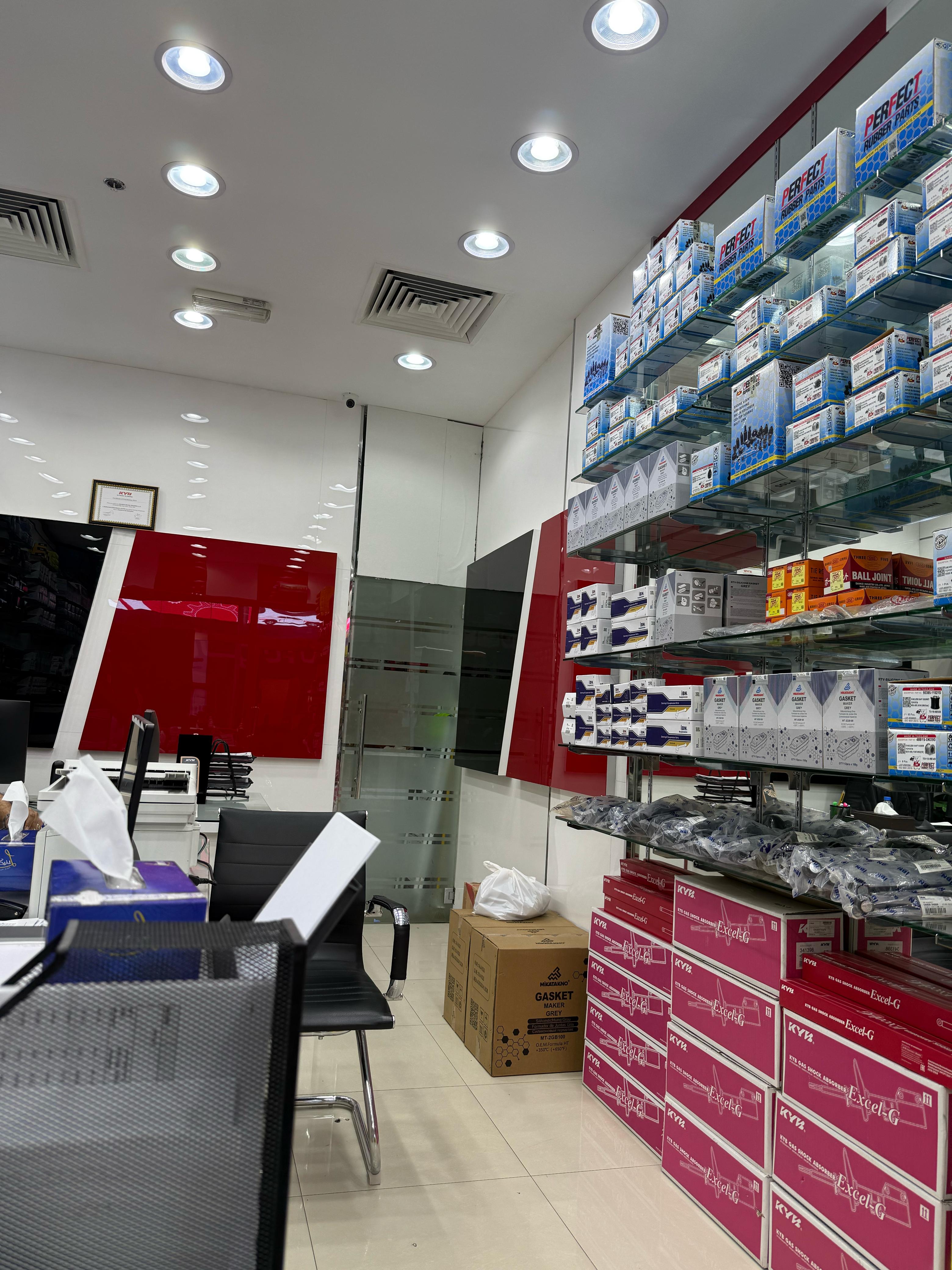 Showroom (golden-chains) - View 3